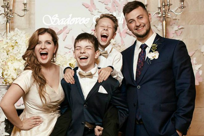 Анастасия Денисова с мужем и детьми