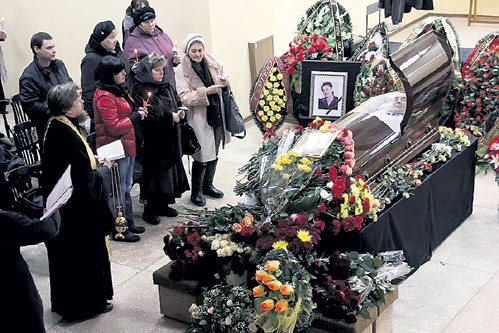 Церемонию отпевания провел священник Тамбовской епархии Виктор ЛИСЮНИН. Справа от батюшки - дочка покойного Алёна, рядом с ней - вдова Ирина. Фото Михаила КАРАСЕВА