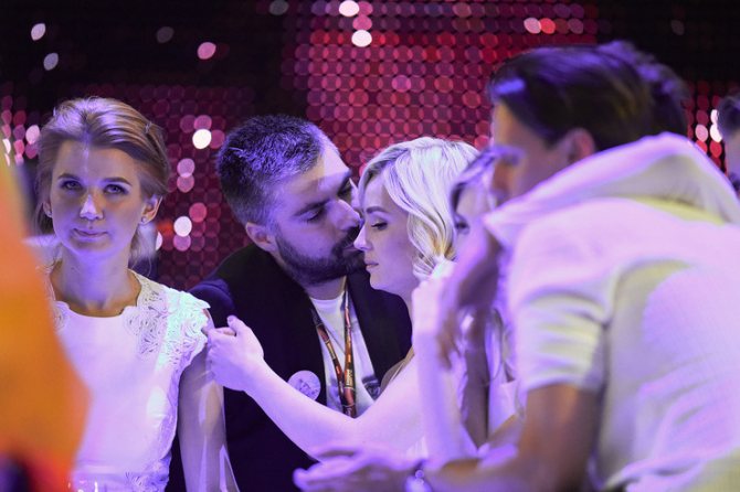 Рабочие отношения певицы и фотографа переросли в роман