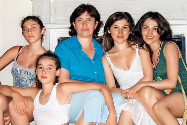 Забота о сестрах научила Сати самостоятельности и ответственности